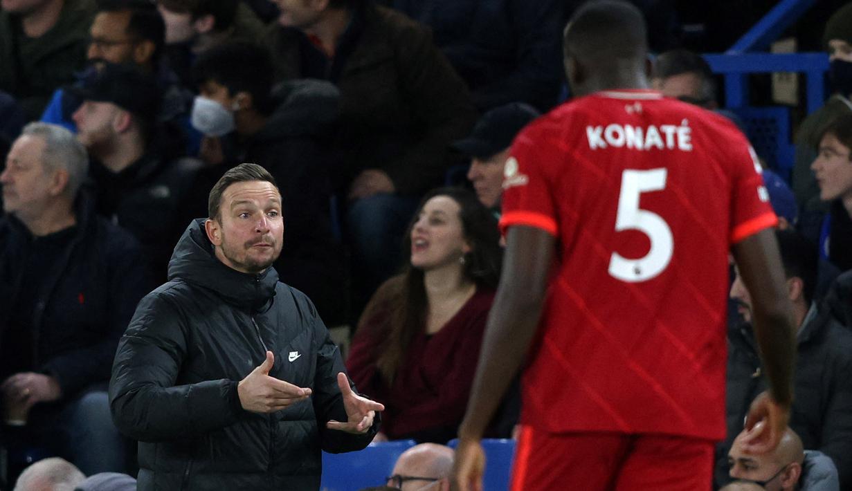 Asisten pelatih Pepijn Lijnders melakukan tugasnya menggantikan Jurgen Klopp mendampingi Liverpool dalam duel perebutan peringkat kedua di Liga Inggris tersebut. (AFP/Adrian Dennis)