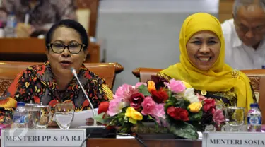 Menteri Sosial Khofifah Indar Parawangsa (kanan) dan Menteri Pemberdayaan Perempuan dan Perlindungan Anak (PPPA) Yohana Yembise saat rapat kerja di Gedung Parlemen, Senayan, Jakarta, Selasa (26/7). (Liputan6.com/Johan Tallo)