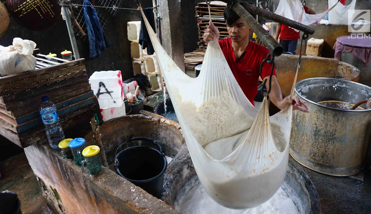 Pekerja tengah membuat tahu di industri rumahan di Jakarta, Senin (22/1). Selain itu, target penyaluran KUR dinaikan menjadi Rp 120 triliun pada 2018. (Liputan6.com/Angga Yuniar)
