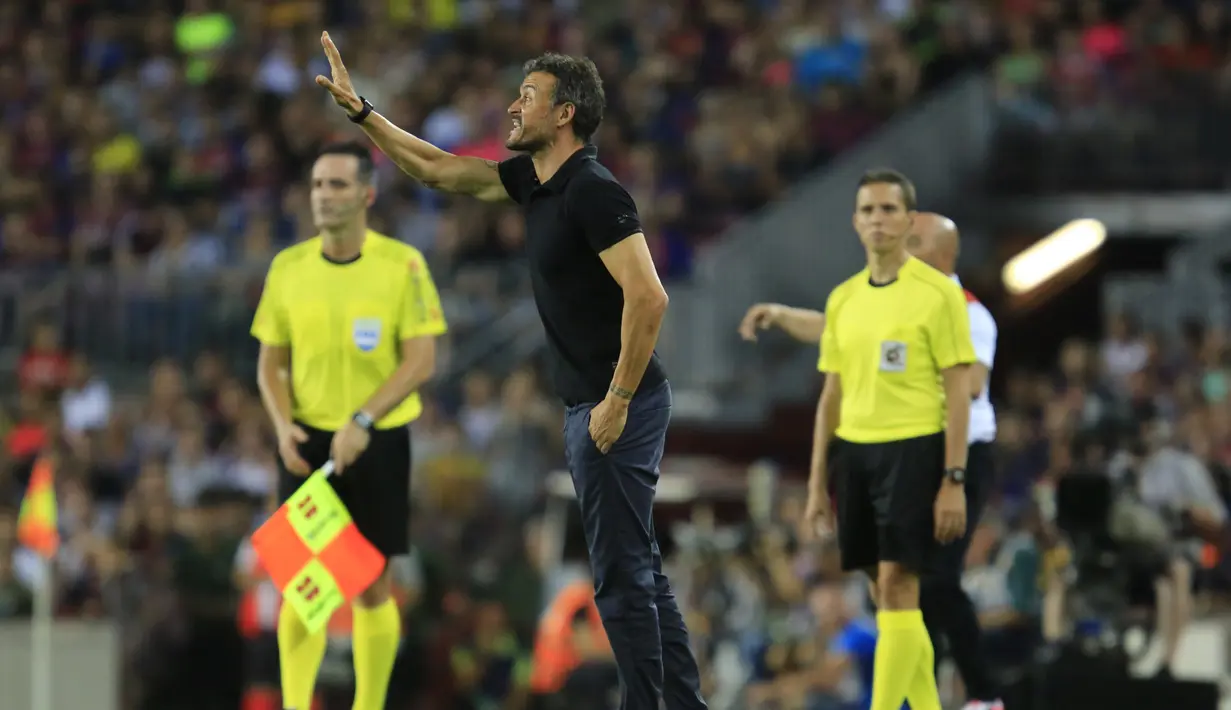 Pelatih Barcelona Luis Enrique memberikan instruksi kepada pemainnya saat melawan Sevilla pada laga Super Cup Spanyol di Stadion Camp Nou, Barcelona (18/8/2016). (AFP/Pau Barrena)