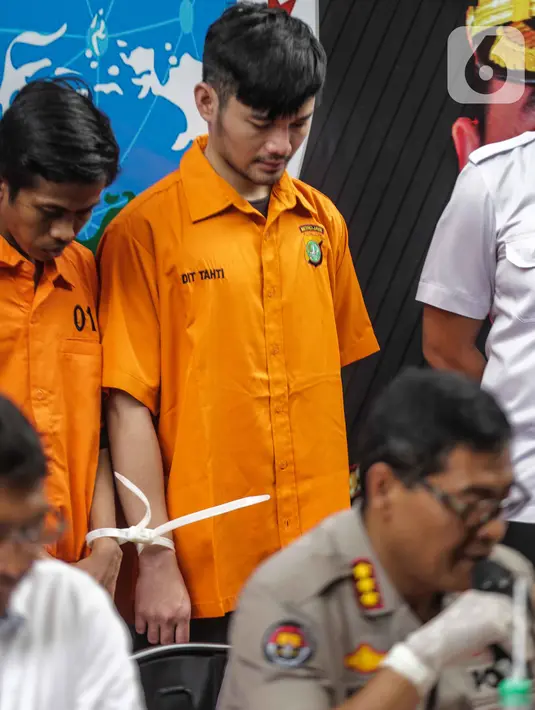 Pedangdut Septyan Arochman alias Daffa bersama tersangka lain dihadirkan dalam rilis narkoba di Ditresnarkoba Polda Metro Jaya, Senin (7/10/2019). Daffa ditangkap di wilayah Tanah Abang, pada Sabtu (5/10) dini hari dengan barang bukti satu bungkus sabu seberat 0,73 gram. (Liputan6.com/Faizal Fanani)