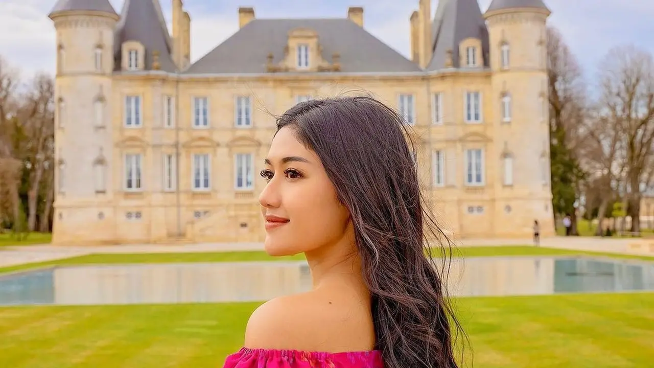 Pesona Cantik Erina Gudono yang Khas Perempuan Indonesia Kenakan Dress Kain Endek di Paris