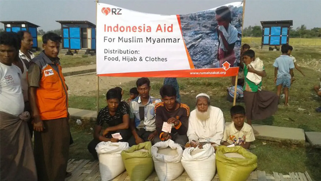 Hijab dan Logistik untuk Muslim Rohingya