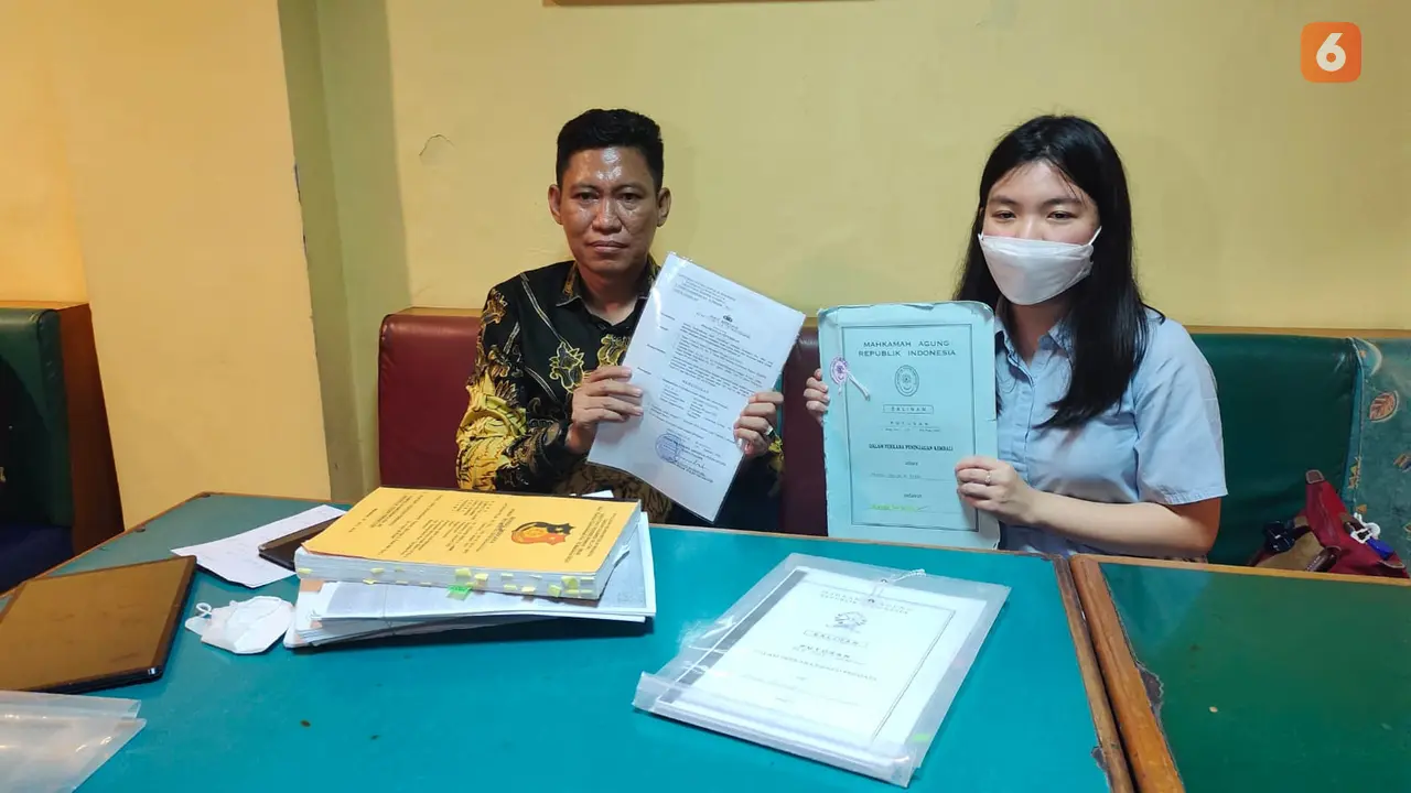 Kuasa Hukum dan anak Panca Trisna, warga Makassar yang divonis 2 tahun penjara (Liputan6.com/Fauzan)