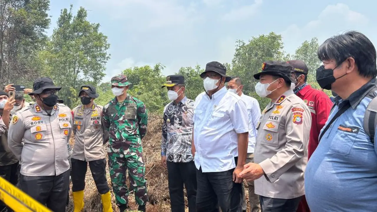 Menteri Lingkungan Hidup Jumhur Hidayat bersama Kapolda Riau Irjen Pol Herry Heryawan saat meninjau lokasi Karhutla di Rimbo Panjang, Kampar (Istimewa)