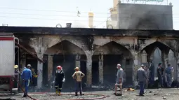 Kondisi kawasan makam Sayid Muhammad bin Ali al-Hadi di Balad usai terkena serangan bom bunuh diri, Baghdad, Irak (8/7). Diduga yang melakukan serangan adalah kelompok ISIS. (REUTERS / Thaier Al-Sudani)