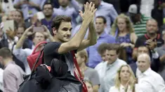 Roger Federer memberikan salam kepada penonton usai kalah dari petenis Argentina, Juan Martin del Potro pada laga perempat final AS Terbuka 2017 di Arthur Ashe Stadium, New York,(6/9/2017). Federer kalah 5-7, 6-3, 6-7, 4-6. (AP/Julio Cortez)