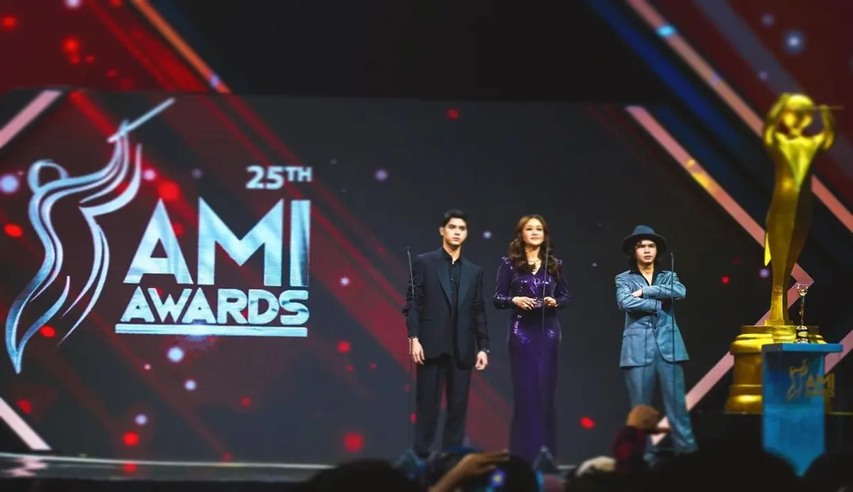 Dul Jaelani mengaku senang bisa hadir di acara AMI Awards sebagai pembaca nominasi. "Alhamdulillah bisa kumpul-kumpul di Ami Awards semalam," tuturnya. (Foto: Instagram/ duljaelani)