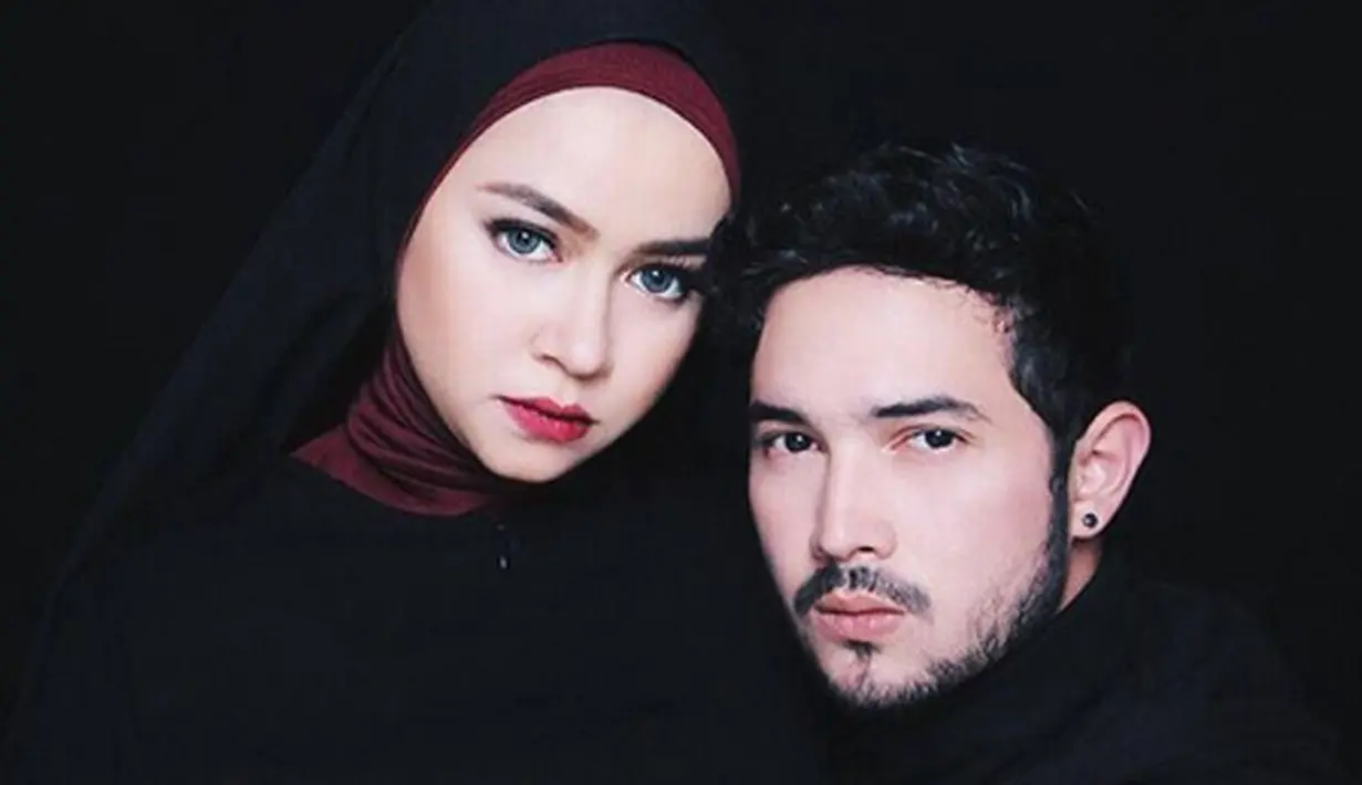 Kabar bahagia itu diungkapkan oleh keduanya, Aryani Fitriana dan Donny Michael di akun Instagramnya. Rasa syukur dituliskan oleh pesinetron Aryani dalam akunnya. Begitu juga dengan sang suami. (Instagram/donnymichael)