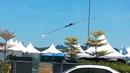 Para pilot terlihat menyelamatkan diri dengan dengan parasut usai dua pesawat Wong Bee KT-1B milik TNI AU bertabrakan jelang pameran Dirgantara Langkawi, Malaysia, Minggu (14/3/2015). (Dailymail)
