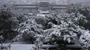 Pemandangan salju yang menutupi Kota Terlarang saat salju turun di Beijing, China (18/3/2022). Sebagian besar distrik di ibu kota China, Beijing, mengalami salju pada hari Kamis, dengan distrik paling utara Yanqing melaporkan hujan salju terberat. (AP Photo/Ng Han Guan)