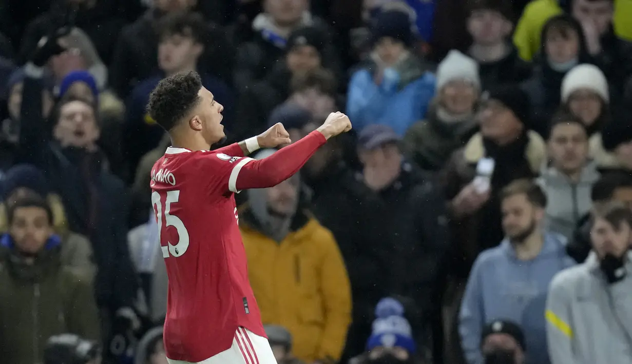 Di awal babak kedua, justru Manchester United berhasil unggul 1-0 pada menit ke-50. Berawal dari Jorginho yang membuat blunder usai gagal mengontrol bola, lalu bola direbut Jadon Sancho yang kemudian menggiringnya untuk menaklukkan Edouard Mendy. (AP/Kirsty Wigglesworth)