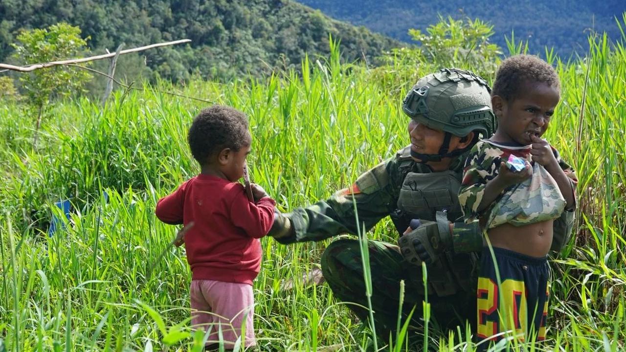 FOTO: Satgas Marinir TNI AL Gelar Patroli Humanis di Paniai Papua Tengah