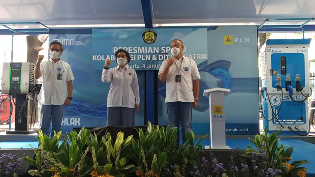 PLN meresmikan Stasiun Pengisian Kendaraan Listrik Umum (SPKLU) di kantor Direktorat Jenderal Ketenagalistrikan, Jakarta, Selasa (4/1/2022).