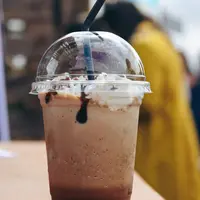 Ilustrasi gelas plastik sekali pakai. (dok. Sandie Clarke/Unsplash)