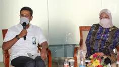Direktur Utama BPJAMSOSTEK Anggoro Eko Cahyo (kiri) dan Menteri Ketenagakerjaan RI Ida Fauziyah (kanan) saat berdialog dengan peserta penerima manfaat program Jaminan Kehilangan Pekerjaan (JKP) di Pasar Kerja Kemnaker, Jakarta, Kamis (10/03/2022). (Liputan6.com/Fery Pradolo)