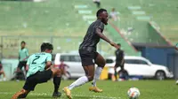 Pemain Arema FC, Charles Lokolingoy saat melewati pemain Persikoba di Stadion Gajayana Malang. (Iwan Setiawan/Bola.com)
