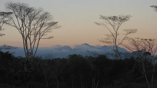 Senja di Gunung Curunumbeng