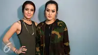 Sheila Marcia dan teman wanitanya, Melodya Vanesha. (Herman Zakharia/Liputan6.com)