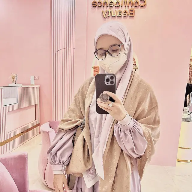6 Potret Terbaru Laudya Cynthia Bella Penampilannya Makin Syari, Banjir Pujian