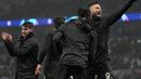 Para pemain AC Milan melakukan selebrasi usai bertanding melawan Tottenham Hotspur pada pertandingan leg 2 babak 16 besar Liga Champions di stadion Tottenham Hotspur di London, Kamis (9/3/2023). Laga berakhir dengan skor 0-0 dengan Milan melaju 1- 0 secara agregat. (AP Photo/Hibah Alastair)