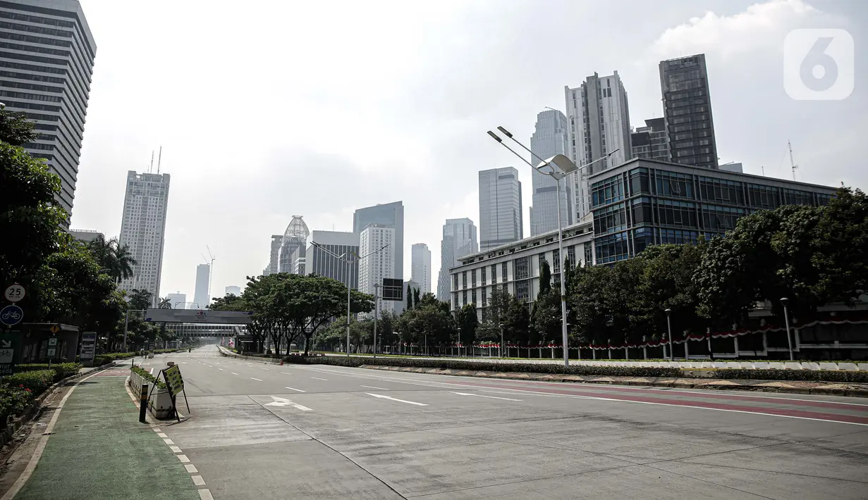 Suasana lalu lintas saat penyekatan PPKM Darurat di kawasan Ratu Plaza, Jakarta, Sabtu (17/7/2021). Menko PMK Muhadjir Effendy menerangkan perpanjangan PPKM Darurat untuk menekan penularan COVID-19 sudah diputuskan Presiden RI Joko Widodo dalam Rapat Kabinet Terbatas. (Liputan6.com/Faizal Fanani)