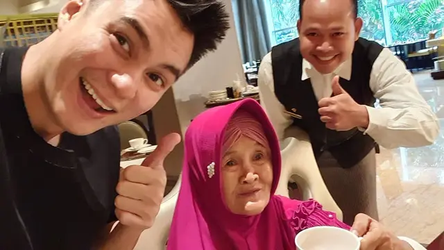Bak Nenek Kandung, Ini 6 Potret Kedekatan Baim Wong dan Nenek Iro