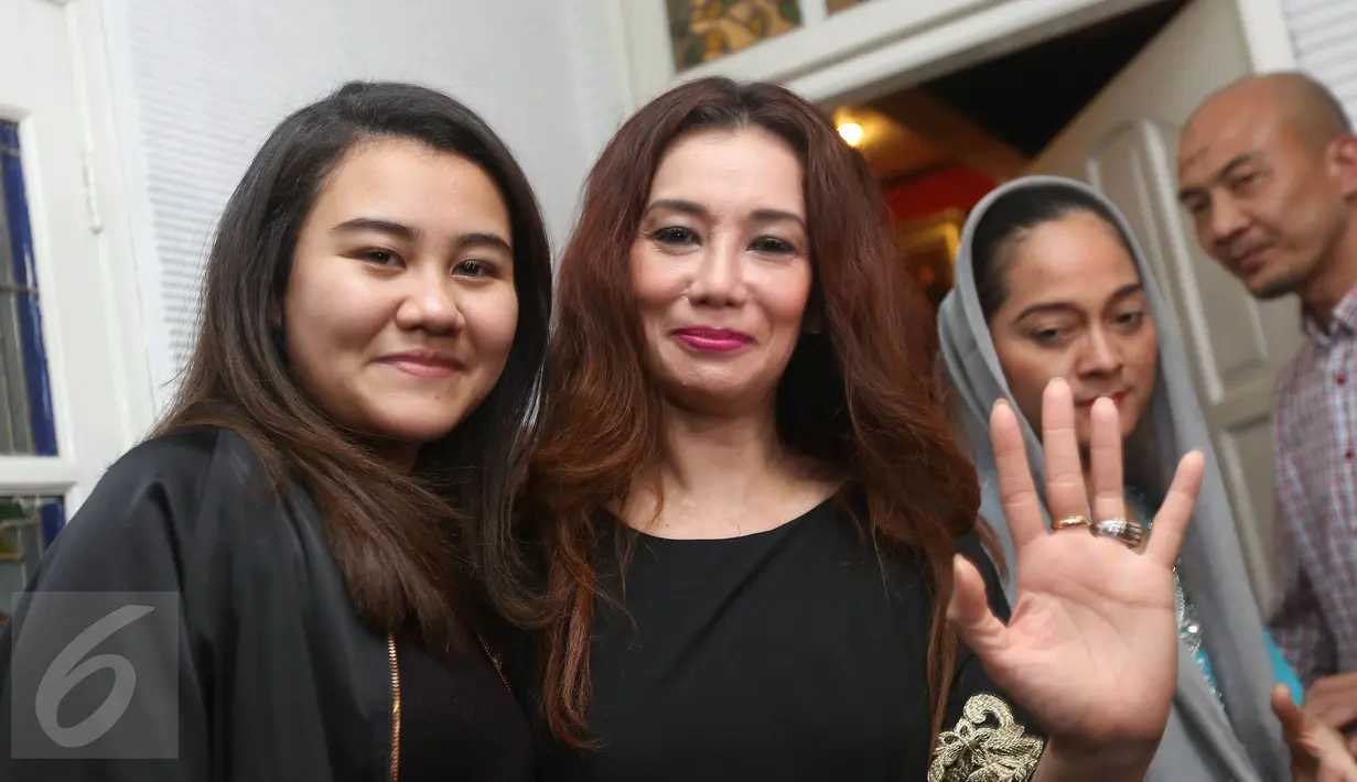 Reza Artamevia bersama anaknya usai menggelar jumpa pers di kawasan Kebayoran Baru, Jakarta, Jumat (2/9). Reza mengaku tak menyesal atas kejadian yang menimpanya. (Liputan6.com/Herman Zakharia)