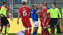 Striker Italia, Lorenzo Insigne (tengah), terlibat adu mulut dengan gelandang Polandia, Jacek Goralski yang menjatuhkan Andrea Belotti (bawah), dalam laga UEFA Nations League Grup A1 di Stadion Mapei, Italia, Senin (16/11/2020) dini hari WIB. Italia menang 2-0 atas Polandia. (AFP/Miguel Medina)