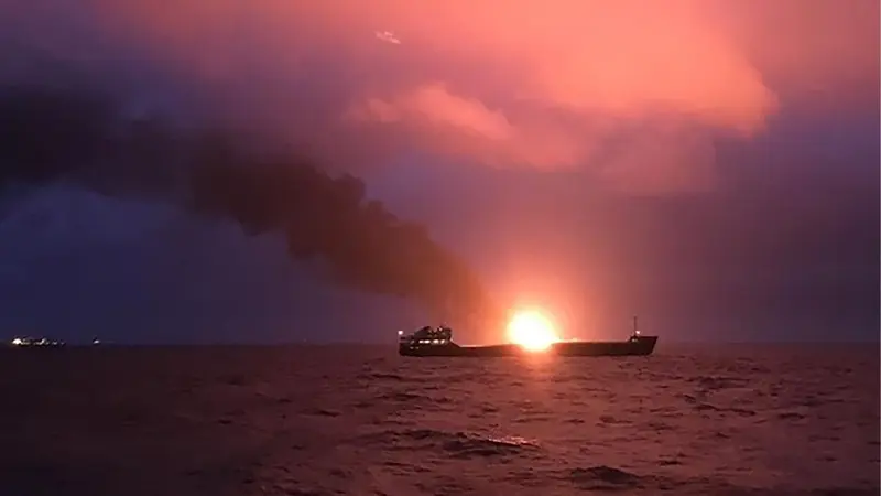 Kapal kargo terbakar di Selat Kerch, dekat Semenanjung Krimea, pada Senin 21 Januari 2019 (TASS via AFP)
