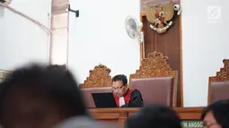 Hakim tunggal Sudjarwanto memimpin sidang gugatan praperadilan yang dilayangkan Denny Andrian di PN Jakarta Selatan, Selasa (20/8/2019). Majelis hakim menolak gugatan yang diajukan Denny Andrian kepada Polda Metro Jaya terkait tilang elektronik ganjil genap. (Liputan6.com/Immanuel Antonius)