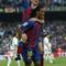 Ronaldinho menggendong Lionel Messi usai memberikan assist untuk gol pertamanya bagi Barcelona. (AFP/Lluis Gene)