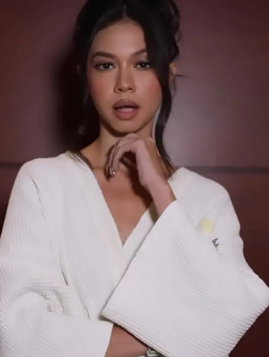 Dany mengaplikasikan gaya soft glam look yang mengutamakan warna natural dan shimmer. Seperti pada makeup mata yang memadukan warna cokelat dan shimmer. Bulu mata lentik bikin Yuki Kato tampil fierce [@yukikt]