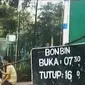 Warga berusaha menghalangi pengosongan rumah dinas TNI. Sementara itu, BBKSDA Jabar tegur keras pengelola Kebun Binatang Bandung.