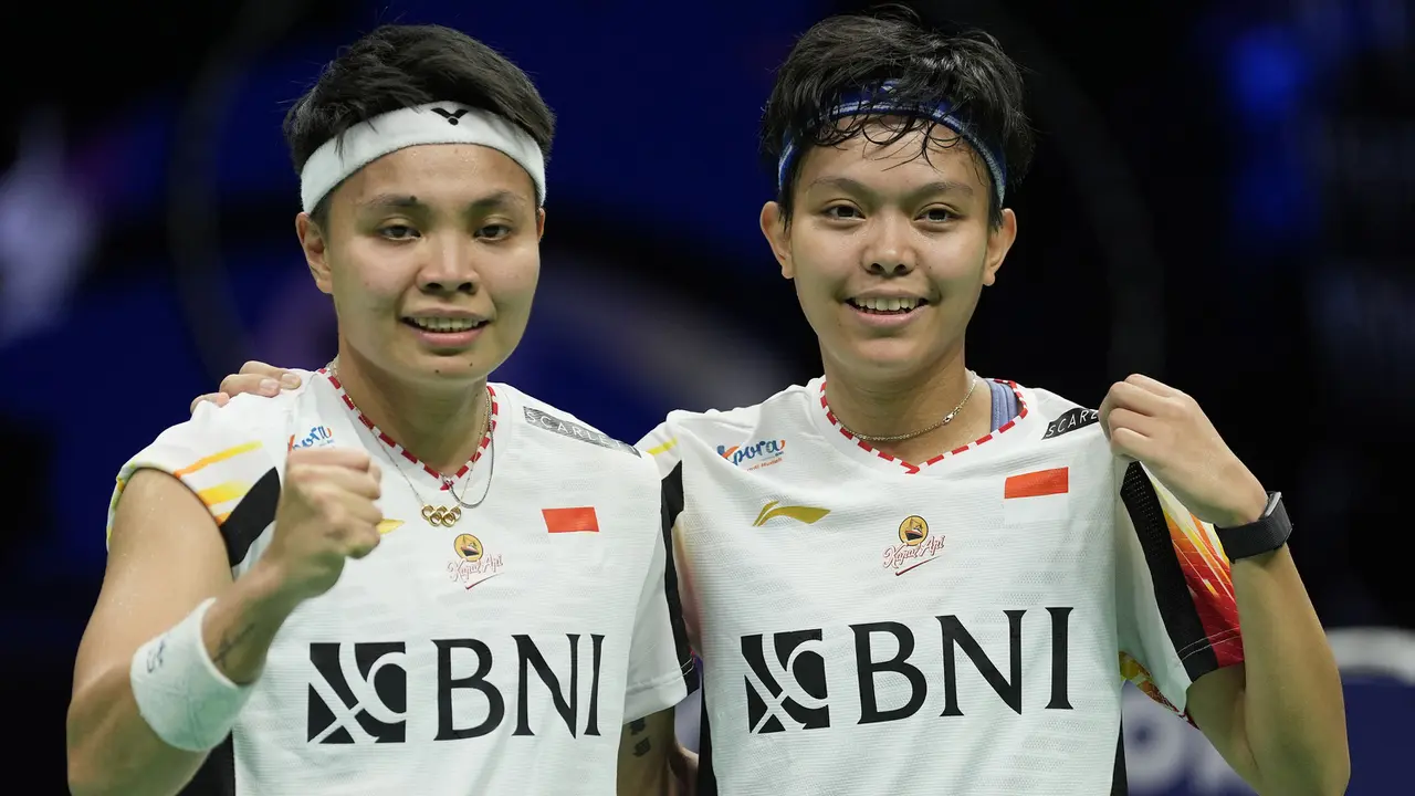 Foto: Aksi Jatuh Bangun Ester Nurumi Tri Wardoyo Pastikan Tim Uber Indonesia Singkirkan Thailand untuk Melenggang ke Semifinal
