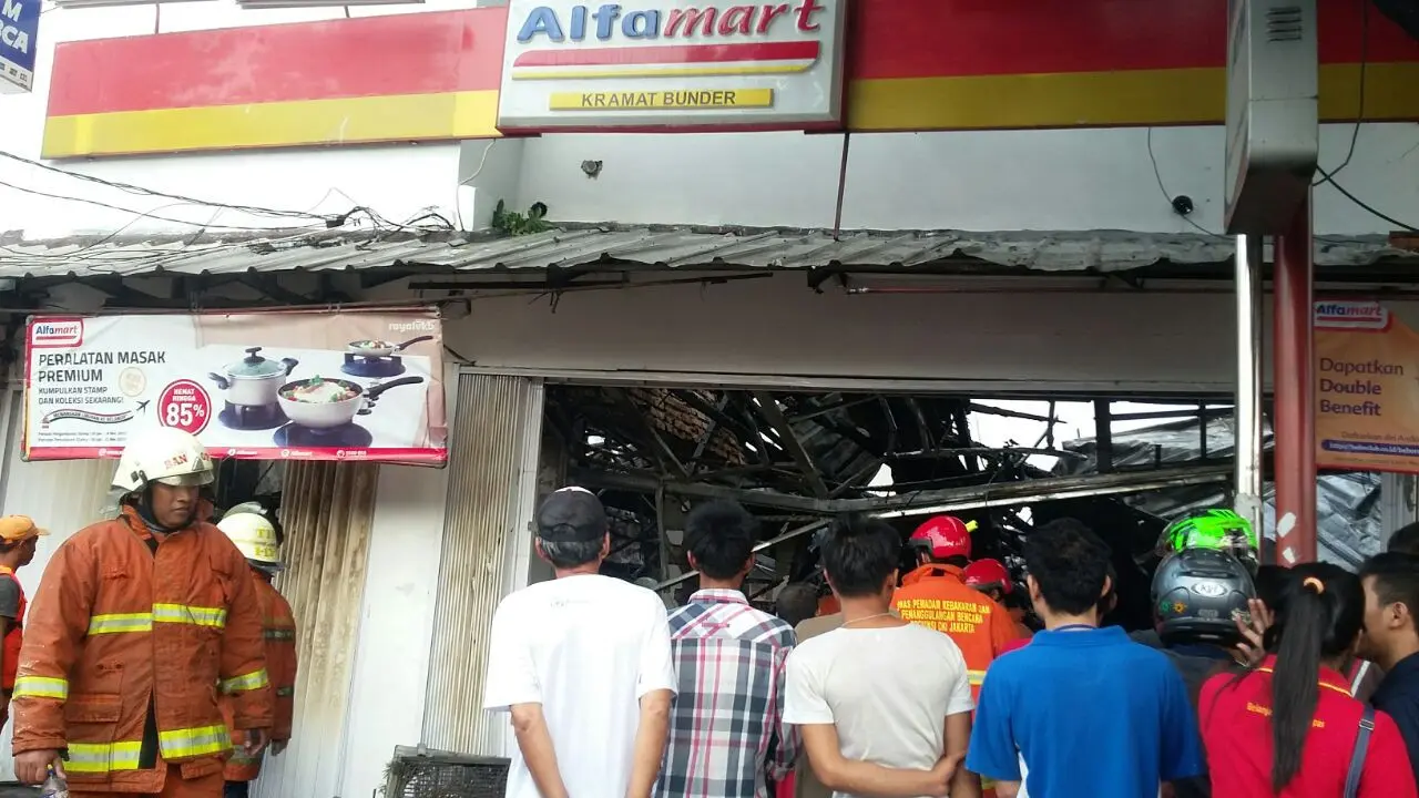 Kebakaran melanda kawasan di dekat Stasiun Senen, Jakarta Pusat. 