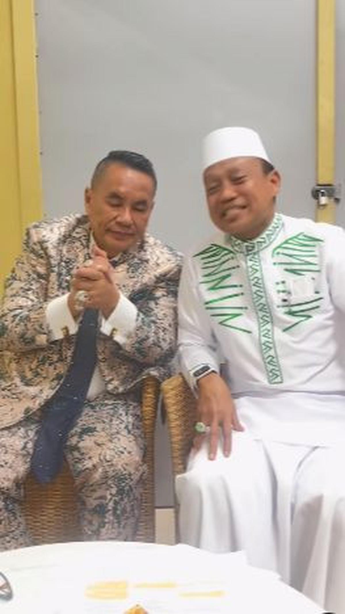 "2 sahabat," tulis Hotman Paris. <br>