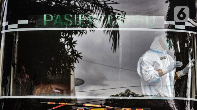 FOTO: Bus Sekolah Evakuasi Pasien COVID-19 ke Wisma Atlet