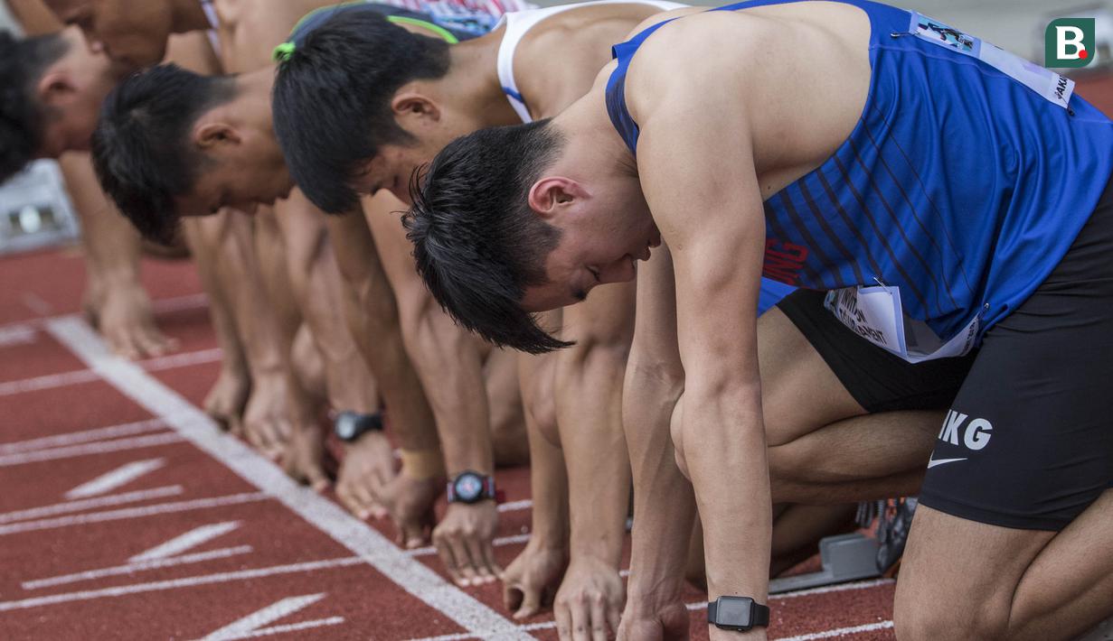Pelari Malaysia, Nixson Kennedy, berdoa saat akan lari pada Invitation Tournament cabang atletik nomor 100 meter di SUGBK, Jakarta, Minggu (11/2/2018). Event ini merupakan pemanasan jelang Asian Games 2018. (Bola.com/Vitalis Yogi Trisna)