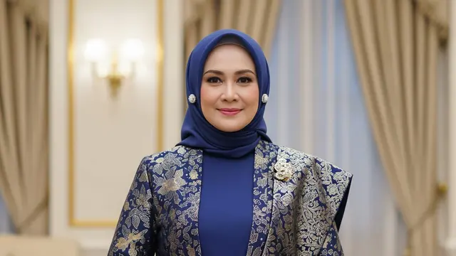 Model Gamis Batik Brokat untuk Istri Pejabat Usia 50 Tahun