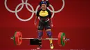 Neisi Patricia Dajomes Barrera dari Ekuador bereaksi saat dia berkompetisi dalam kompetisi angkat besi 76kg putri selama Olimpiade Tokyo 2020 di Tokyo International Forum di Tokyo (1/8/2021). (AFP/Luis Acosta)