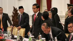 Presiden Jokowi saat bersiap menggelar rapat dengan Presiden Mesir Abdel Fattah Al Sisi di Istana Merdeka, Jakarta, Jumat (4/9/2015). Rapat tersebut membahas kerjasama ekonomi antara Mesir dengan indonesia. (Liputan6.com/Faizal Fanani)