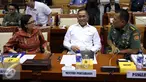 Menteri Keuangan, Sri Mulyani (kiri) didampingi Menteri Pertahanan Ryamizard Ryacudu (tengah) dan Panglima TNI, Gatot saat Rapat Kerja dengan Komisi I DPR di Gedung Nusantara II, di Senayan, Jakarta, Kamis (13/10).(Liputan6.com/Johan Tallo)