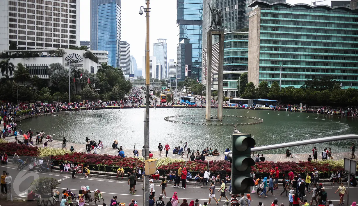 Suasana saat car free day di kawasan bunderan HI, Jakarta, Minggu (25/12). Walaupun CFD ditiadakan karena bertepatan dengan perayaan Natal. Namun, beberapa warga tetap meluangkan berolahraga. (Liputan6.com/Faizal Fanani)