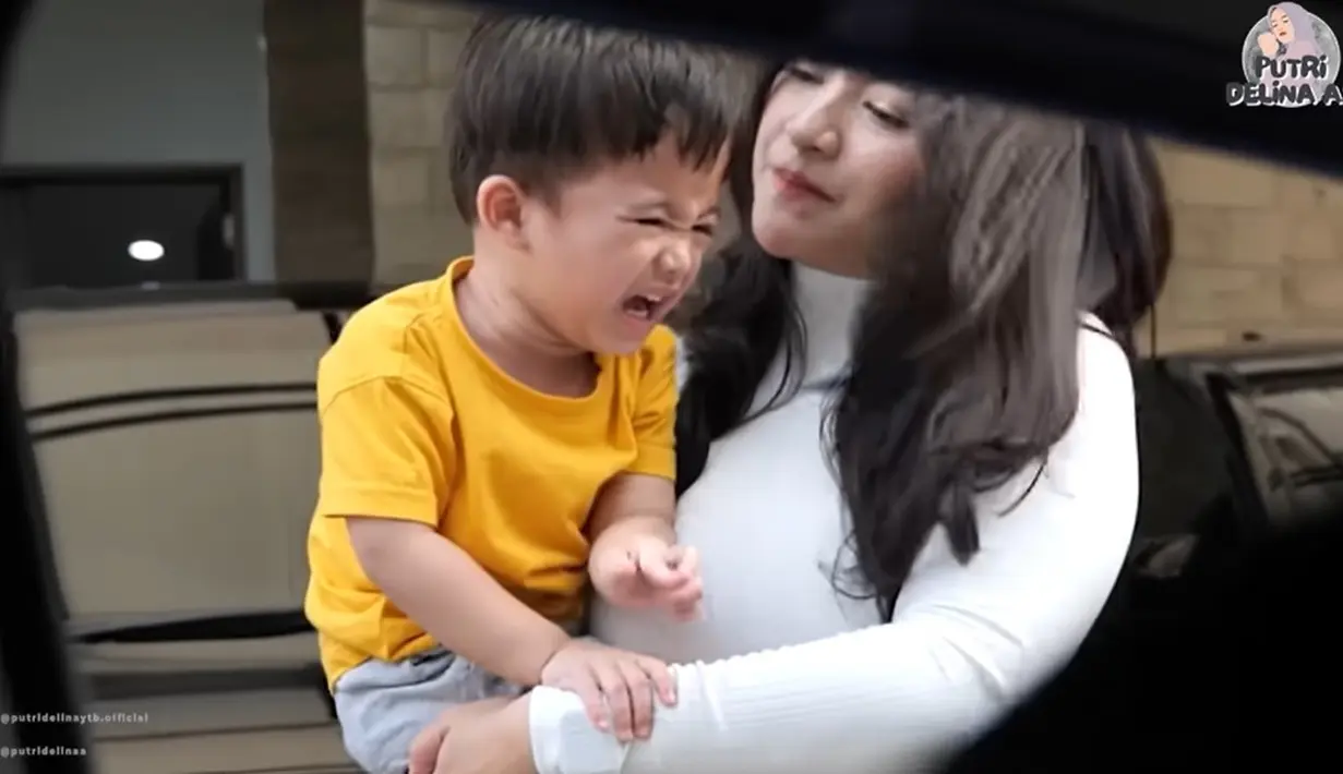 Momen Adzam menangis saat Putri Delina mau pamitan pulang. Meski telah diajak keliling, Adam tampak mau ikut. [Youtube/Putri Delina AS]