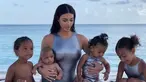 Kim Kardashian tampak kesulitan dalam mengatur keempat anaknya untuk mengambil foto mereka. (Liputan6.com/IG/@kimkardashian)