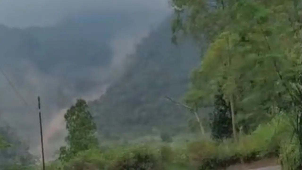 Viral Gunung Ranaka Longsor