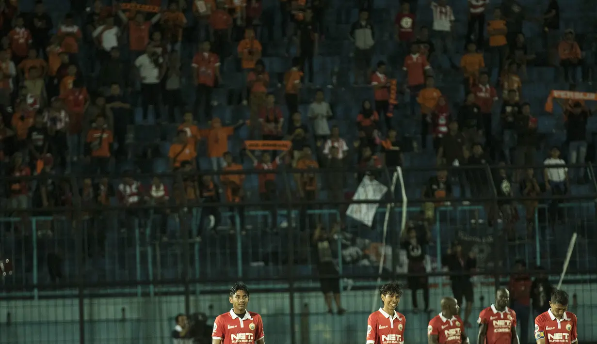 Para pemain Persija menyapa The Jakmania usai berlaga pada Piala Jenderal Sudirman melawan PBR di Stadion Kanjuruhan, Malang, Kamis (19/11/2015). (Bola.com/Vitalis Yogi Trisna)