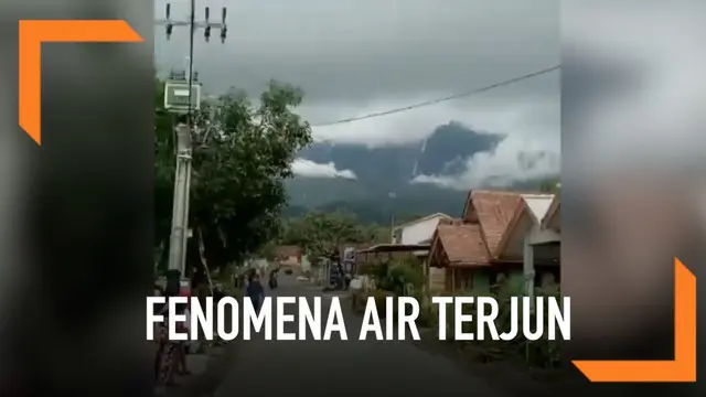 Warga Tasikmalaya dihebohkan dengan fenomena tak biasa yang terjadi di kawasan Gunung Galunggung. Air terjun mengalir deras dari puncak gunung.