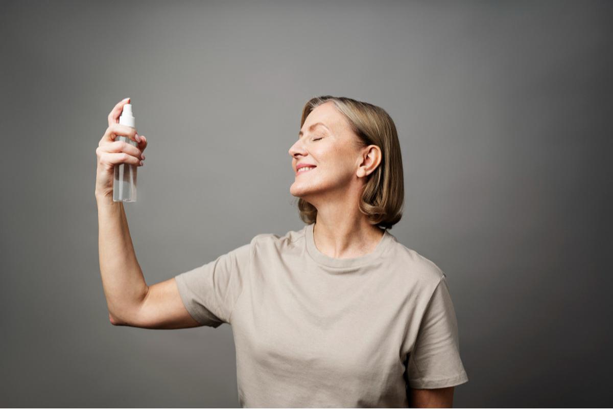 Tak Perlu Repot Bawa Bedak, Coba Teknik Sandwich Setting Spray